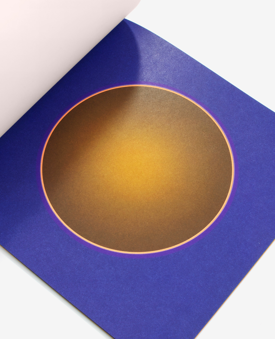 Close up of the sun in the book Au soleil by Fanette Mellier and published by Éditions du livre