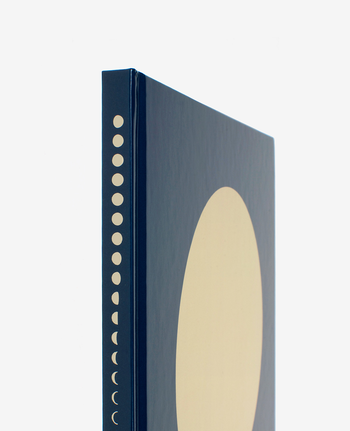 Lunar cycle on the spine of the book Dans la lune by Fanette Mellier