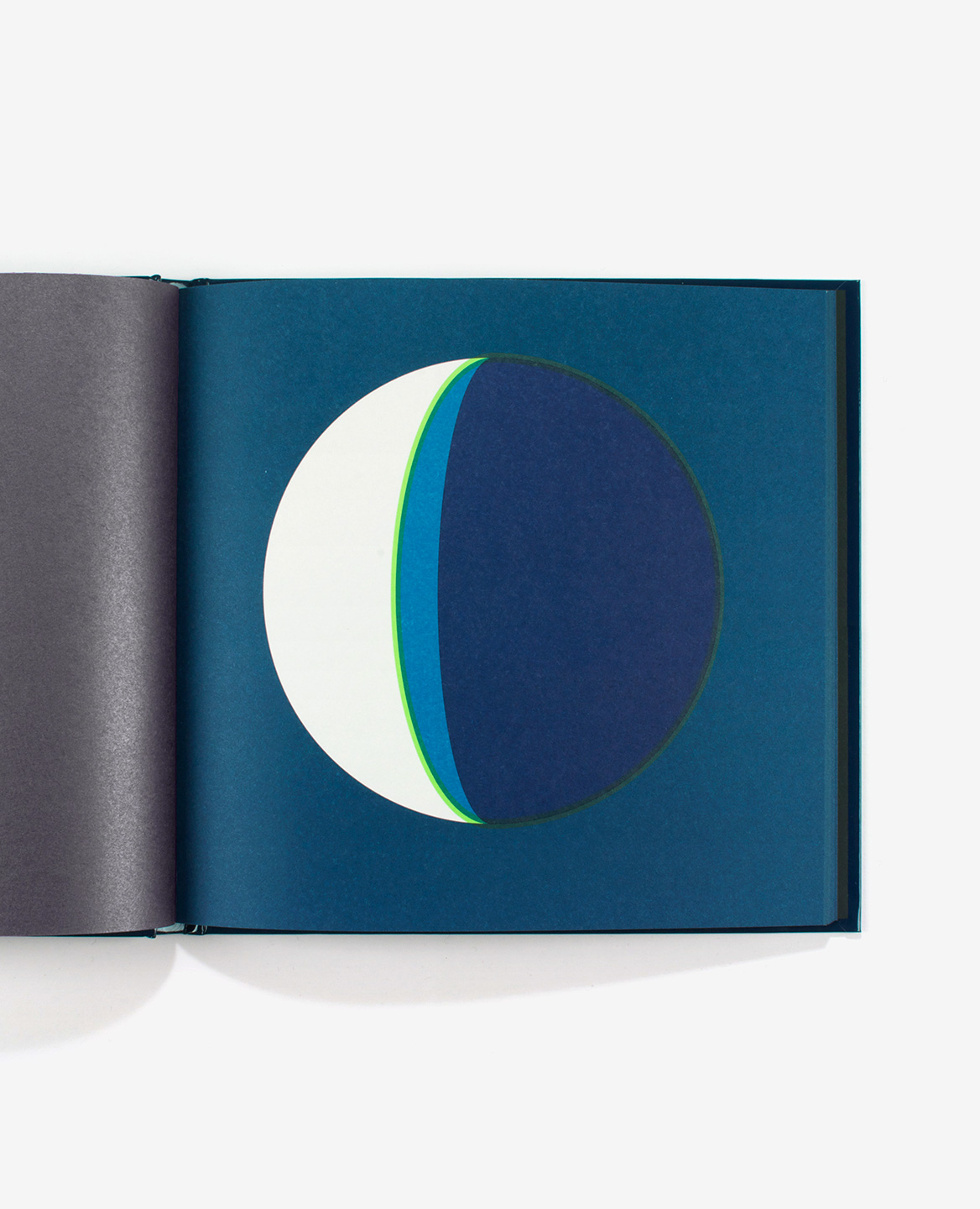 Blue waning crescent in the book Dans la lune