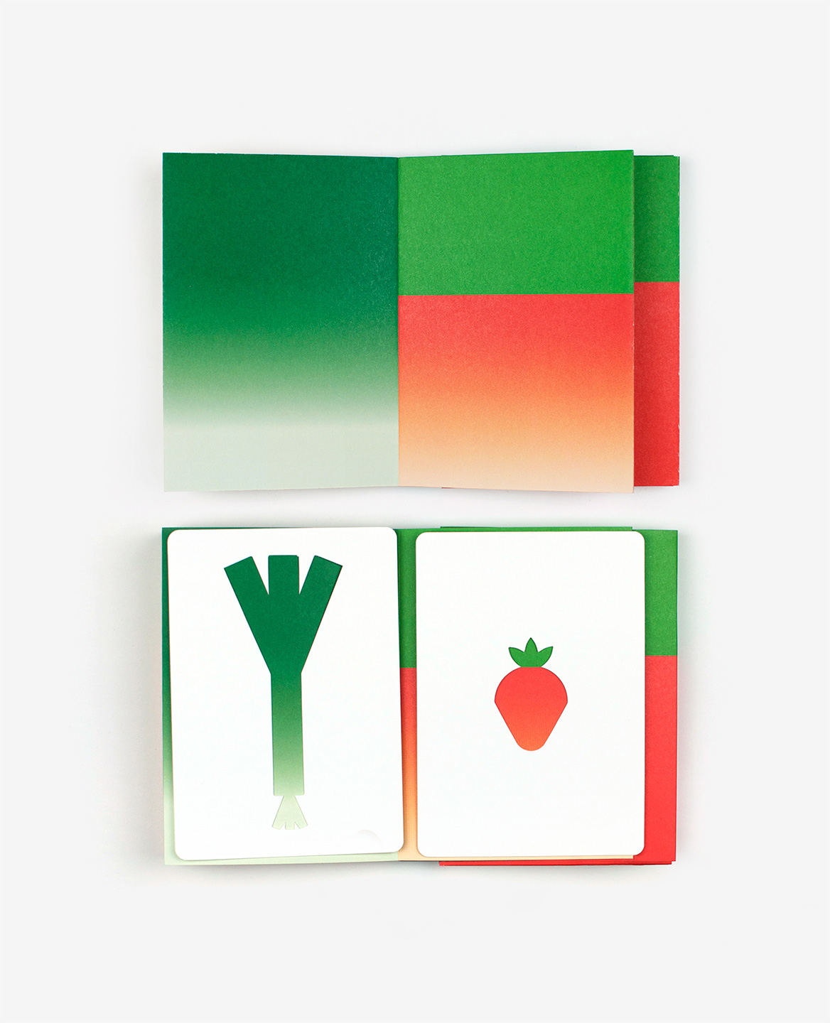 Poireau et fraise dans le livre-jeu Hello tomato