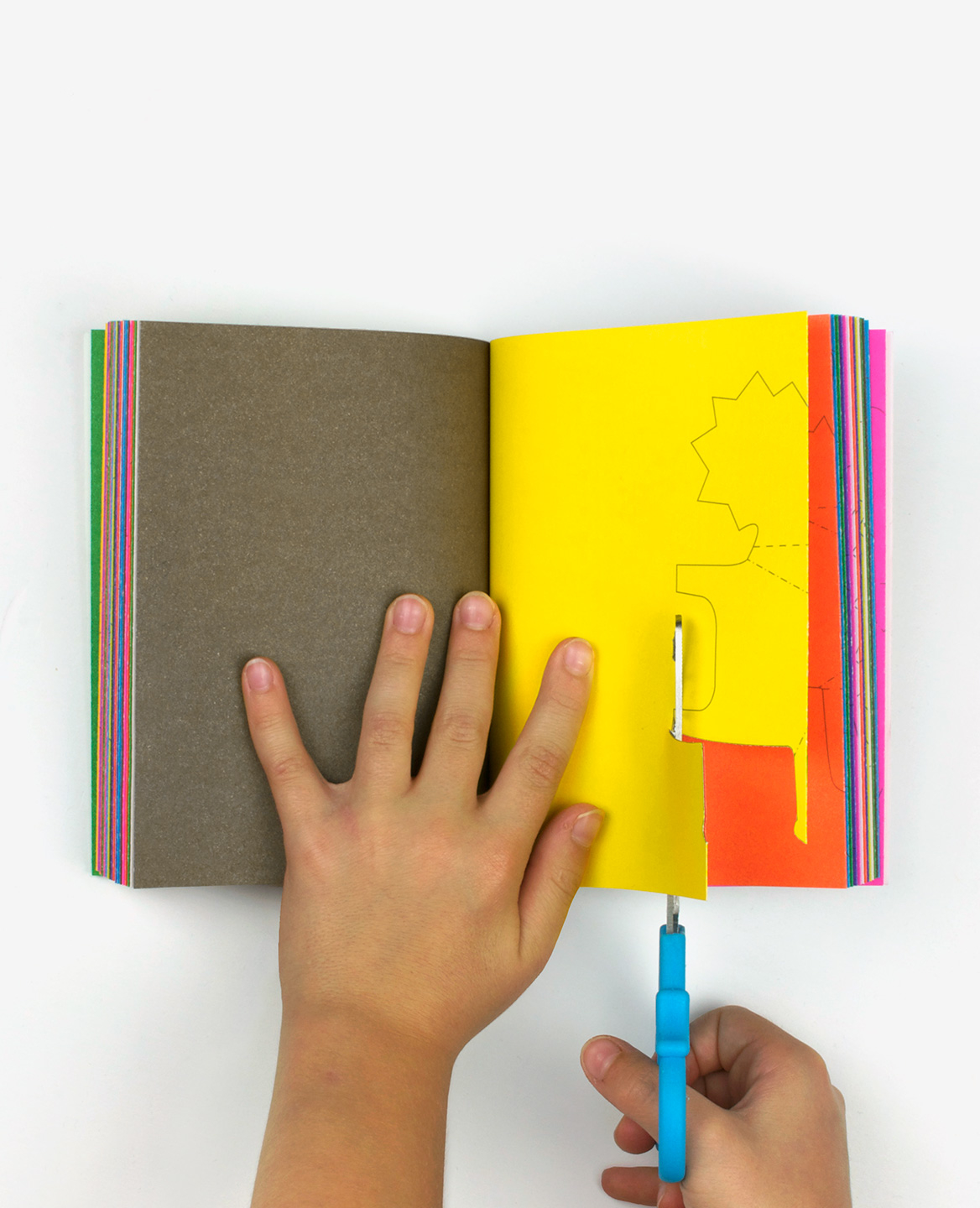 Hands of a child carving a lion in the book Zoo in my hand by Inkyeong & Sunkyung Kim published by Éditions du livre