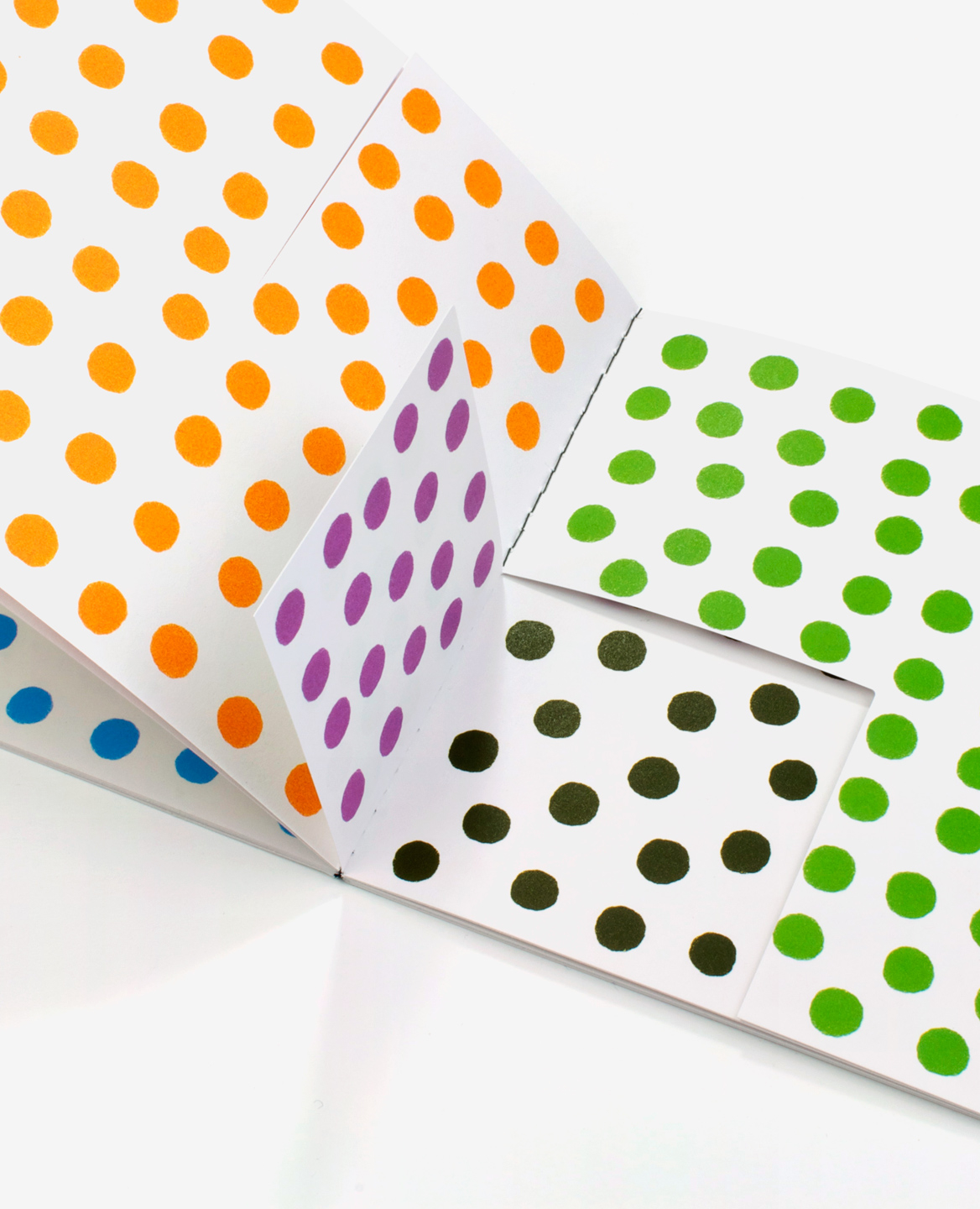 Detail of a folding in the book Dots by Antonio Ladrillo published by Éditions du livre