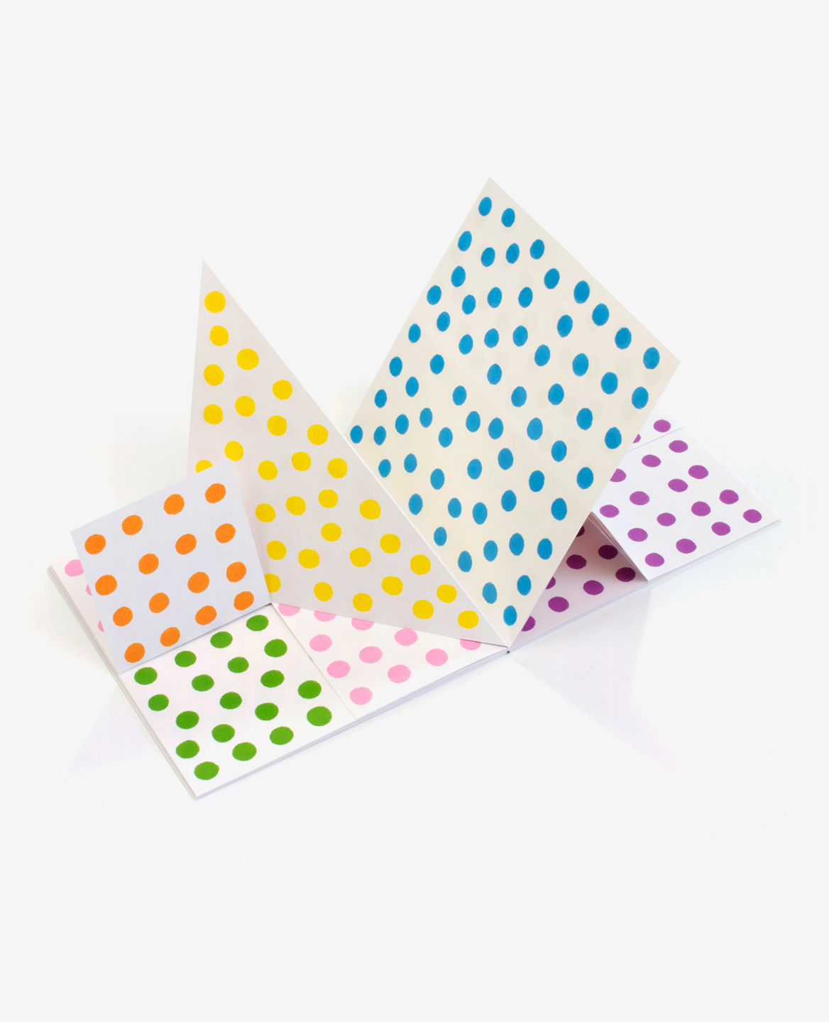 3D view of the book Dots by Antonio Ladrillo published by Éditions du livre