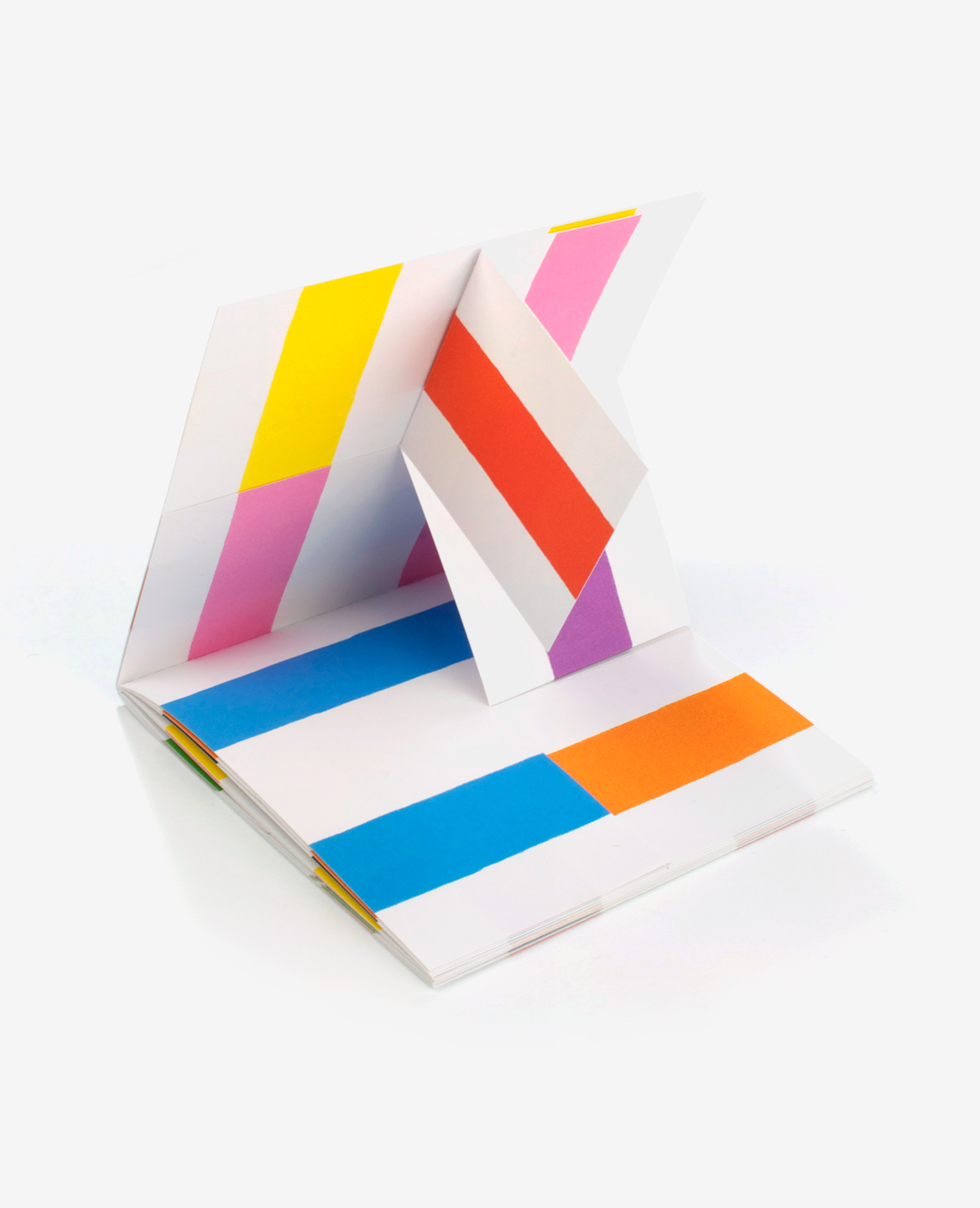 3D view of the book Lines by Antonio Ladrillo published by Éditions du livre