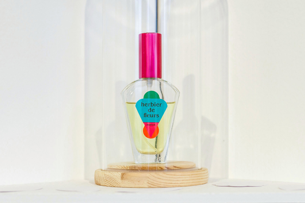 L’eau de parfum Herbier de fleurs dans l'exposition AB / Augmented Books 3.0 aux Rotondes à Luxembourg