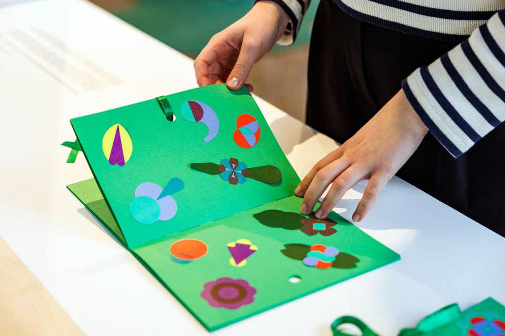 Vue du livre Herbier de Fanette Mellier dans l'exposition AB / Augmented Books 3.0 aux Rotondes à Luxembourg