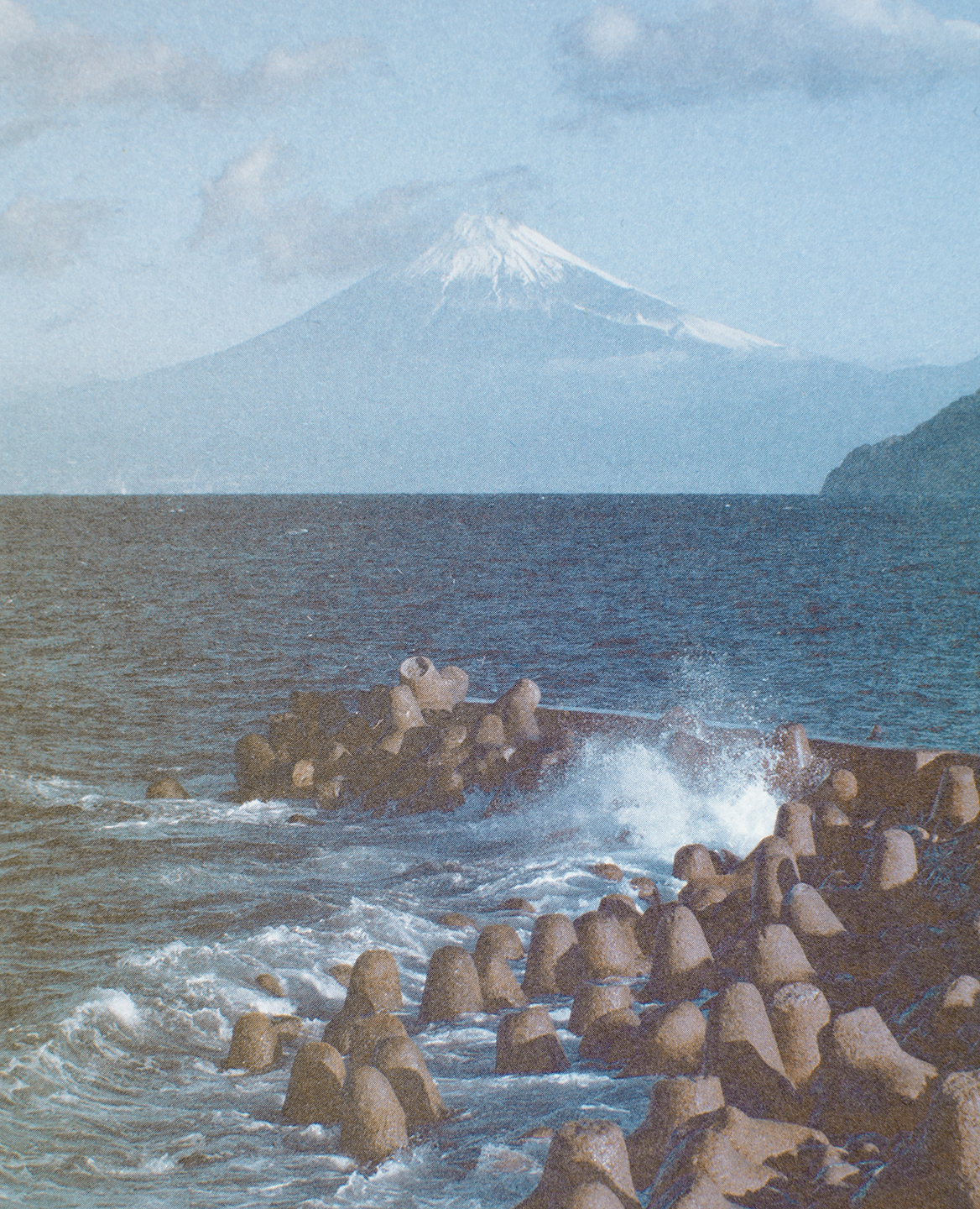 Le volcan devant la mer dans le livre Fuji de Fanette Mellier et Clément Vauchez
